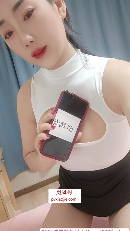 娇小肤白少妇